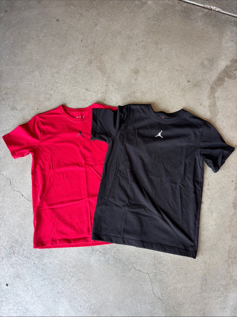 Air Jordan Youth XL Short-Sleeve Crew Tee in Black and Red set of 2